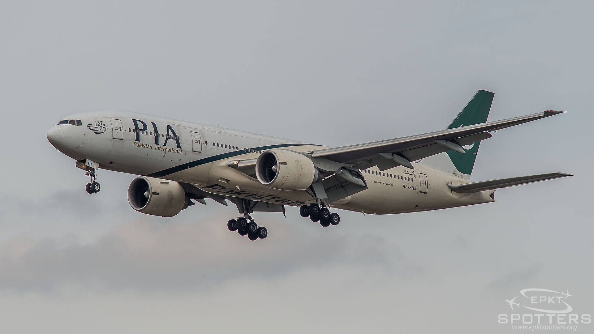 AP-BHX - Boeing 777 -240(ER) (Pakistan International Airlines (PIA)) / Heathrow - London United Kingdom [EGLL/LHR]