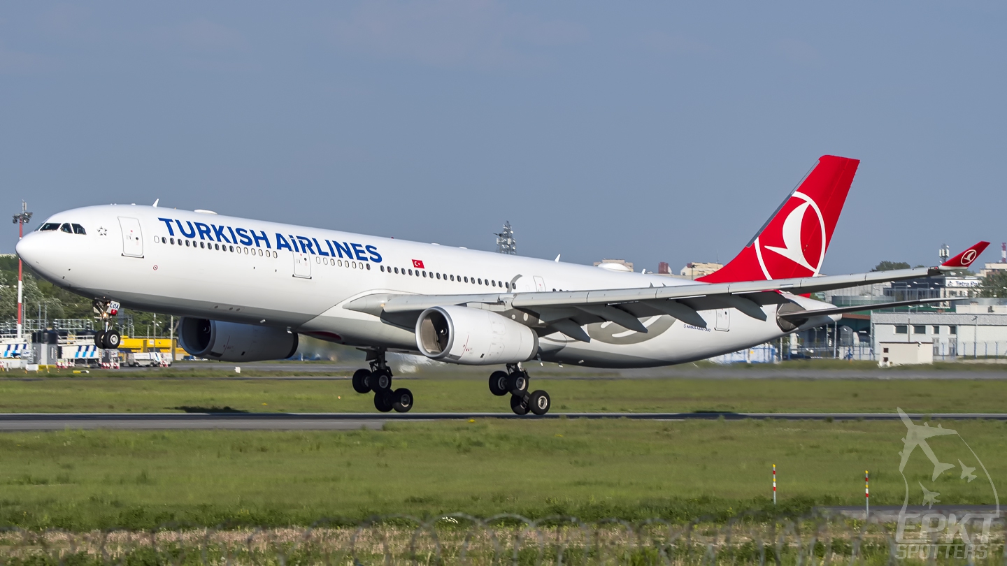 TC-LOA - Airbus A330 -343E (Turkish Airlines) / Chopin / Okecie - Warsaw Poland [EPWA/WAW]