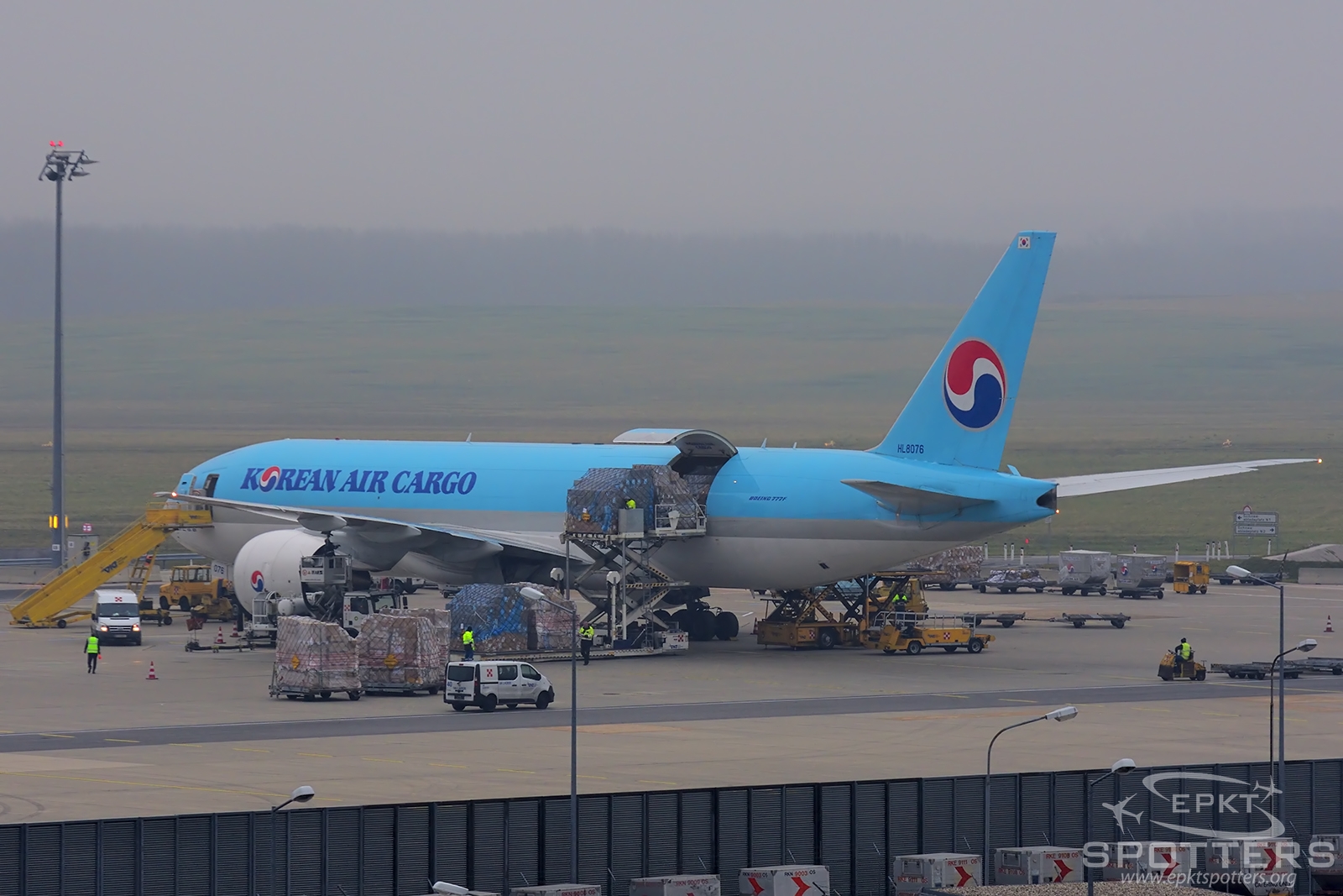 HL8076 - Boeing 777 -FEZ (Korean Air Lines ) / Schwechat - Vienna Austria [LOWW/VIE]