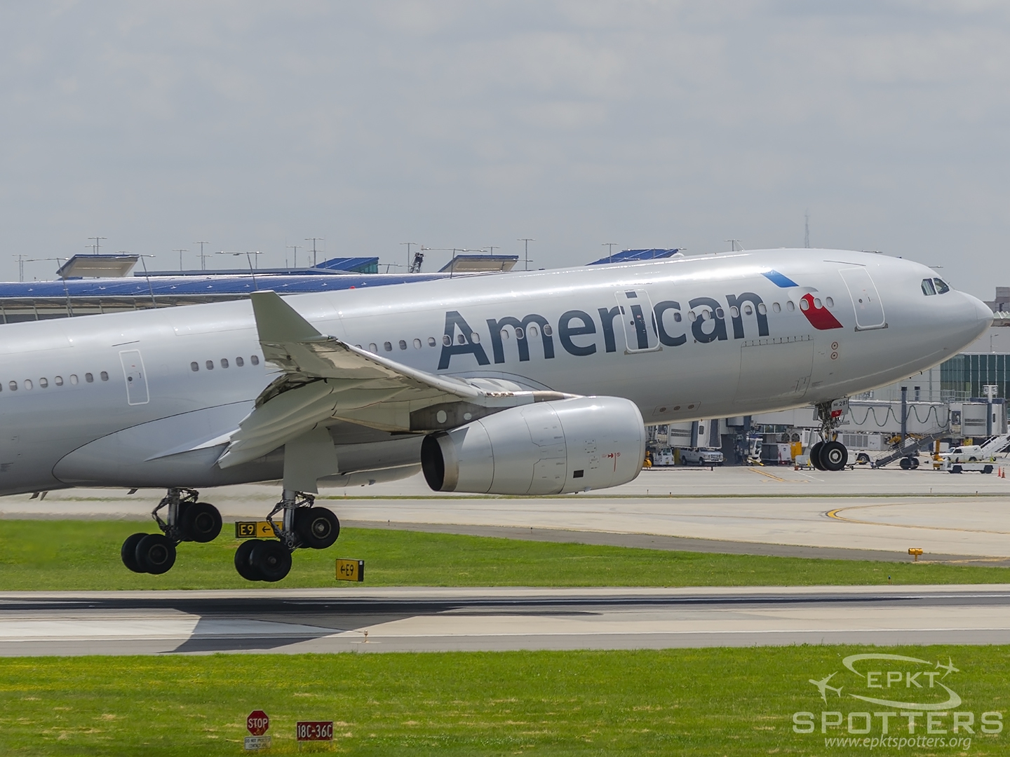 N281AY - Airbus A330 -243 (US Airways) / Charlotte/Douglas Intl Airport - Charlotte United States [KCLT/CLT]