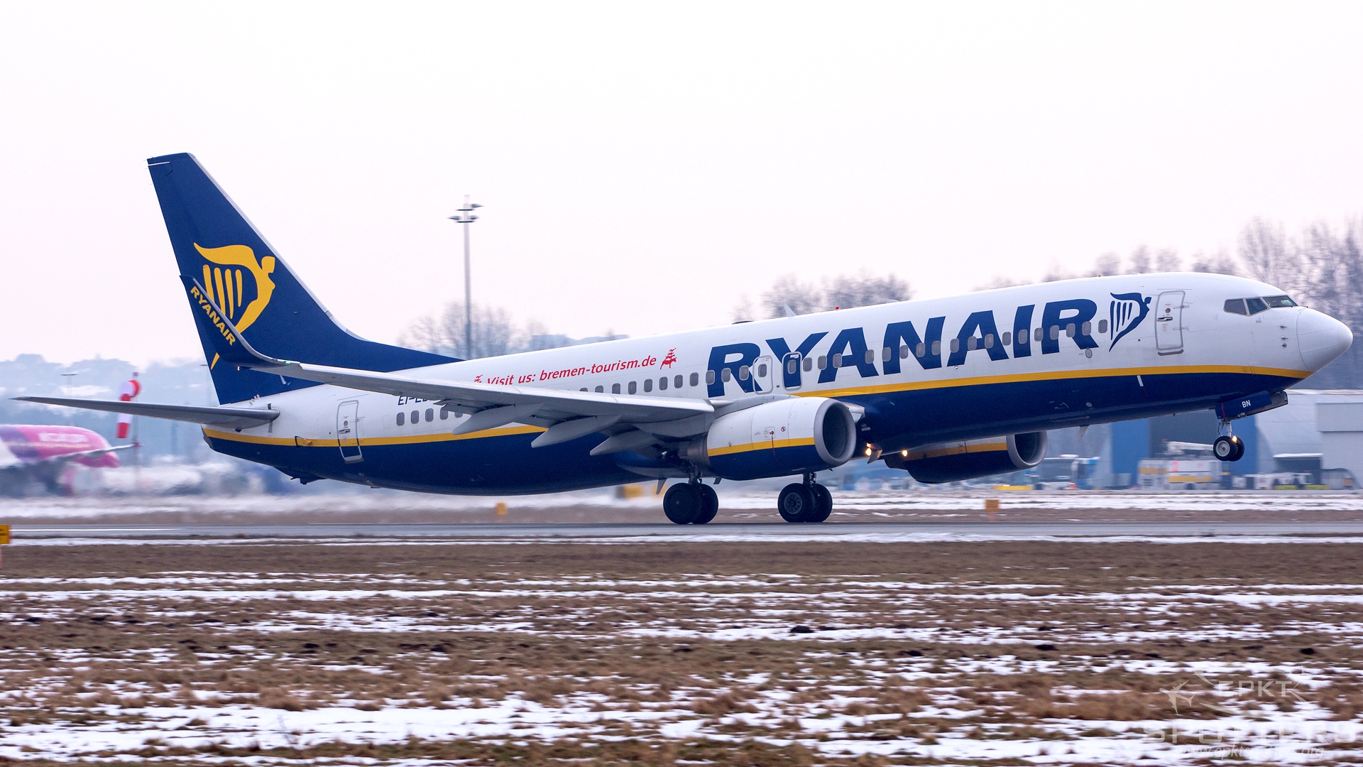 EI-EBN - Boeing 737 -8AS (Ryanair) / Pyrzowice - Katowice Poland [EPKT/KTW]