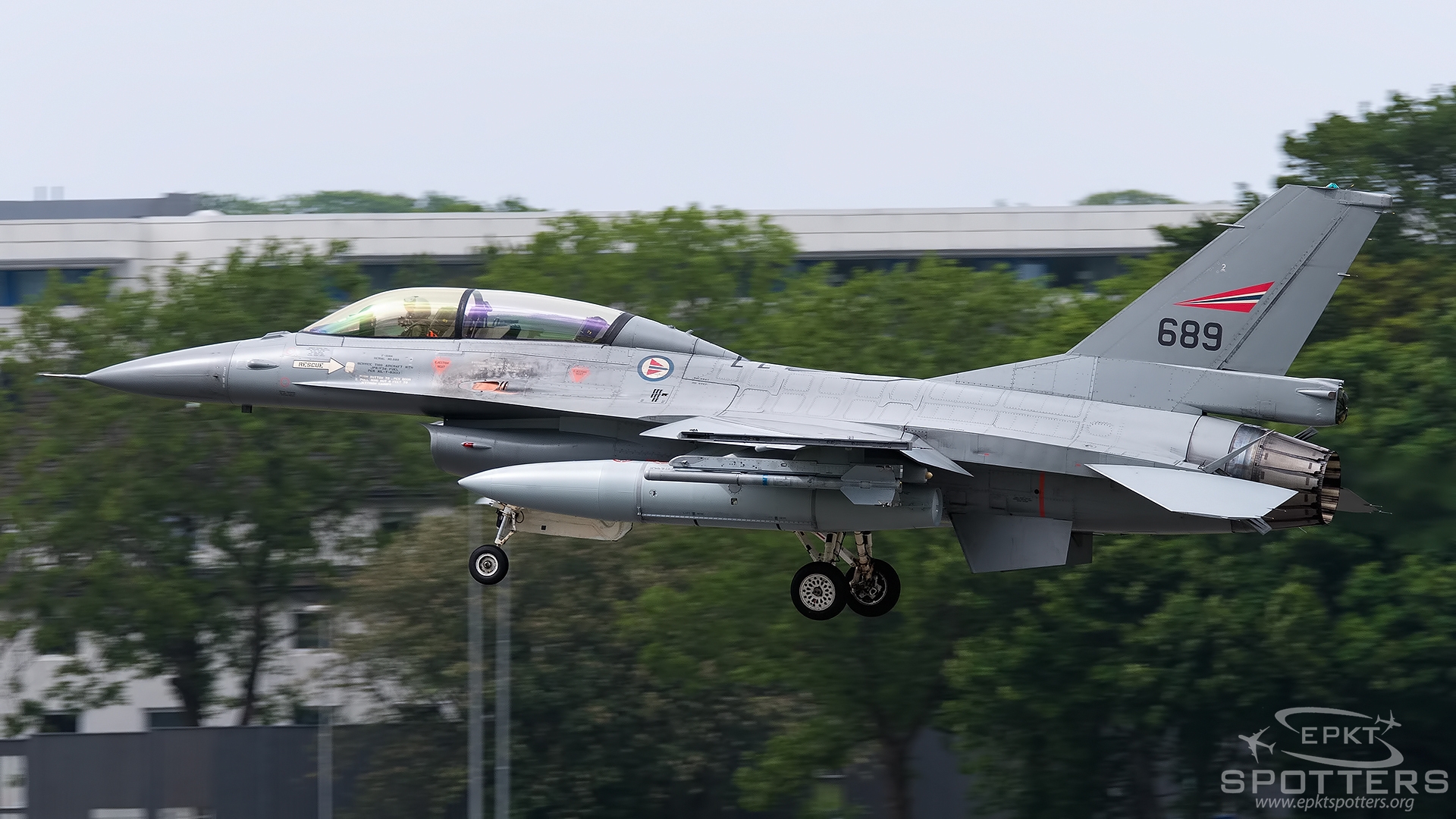 689 - General Dynamics F-16B Block 20 MLU (Norway - Air Force) / Sola - Stavanger Norway [ENZV/SVG ]