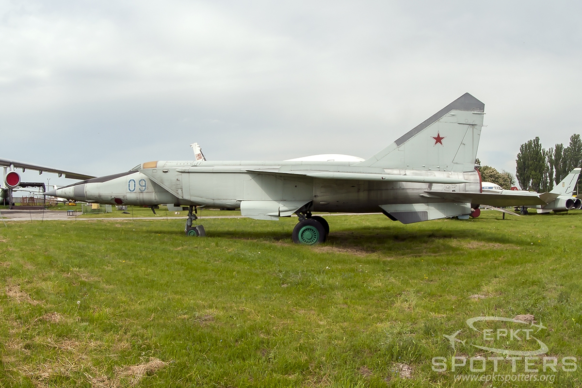 09 - Mikoyan Gurevich MiG-25 RBT (Soviet Union - Air Force) / Zhuliany Intl - Kiev Ukraine [UKKK/IEV]