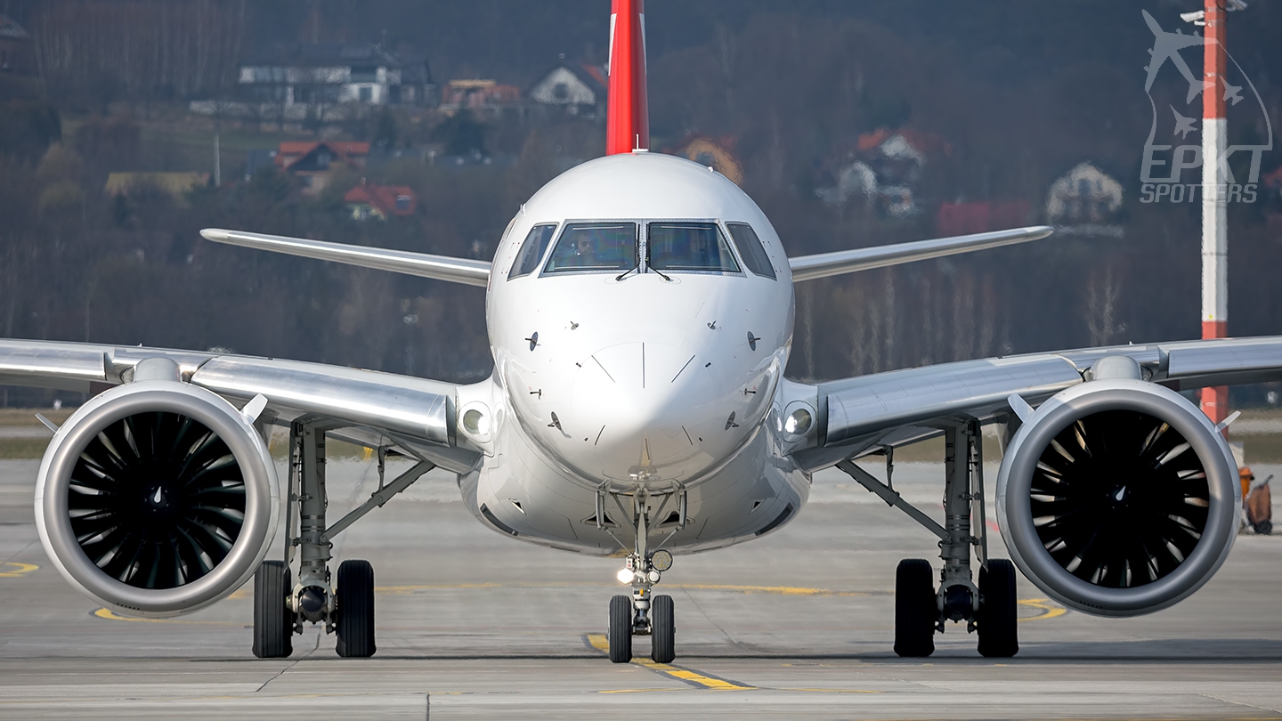 HB-AZH - Embraer 190 -300STD (Helvetic Airways) / Balice - Krakow Poland [EPKK/KRK]